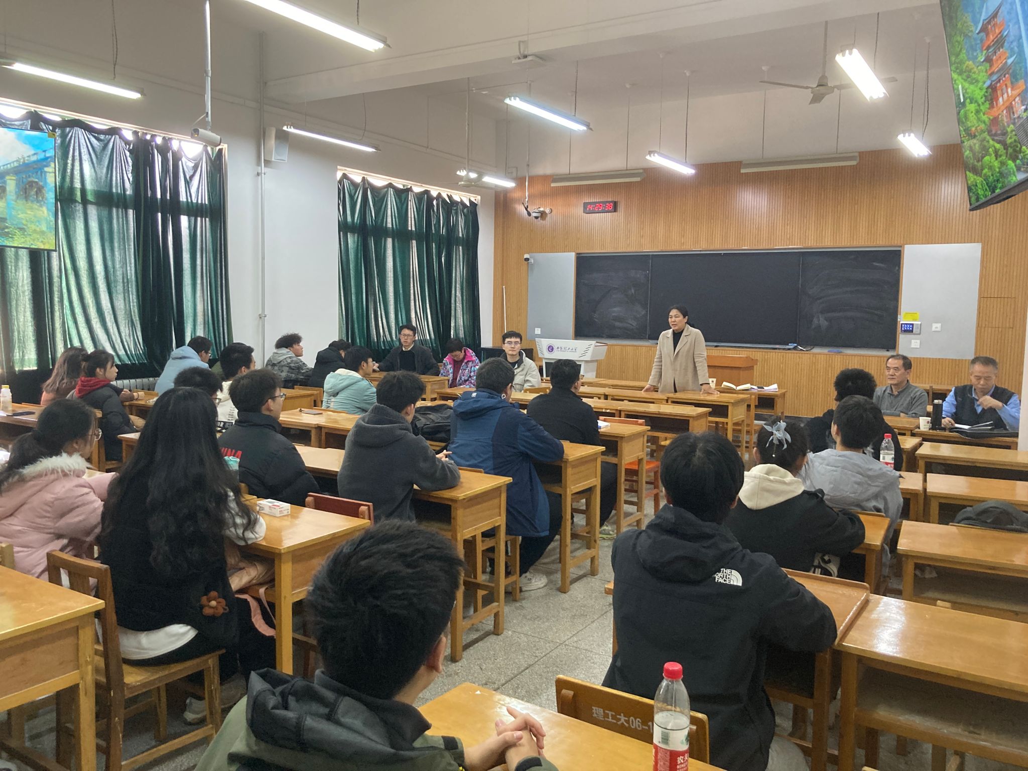 3044永利集团召开大一、大二员工座谈会